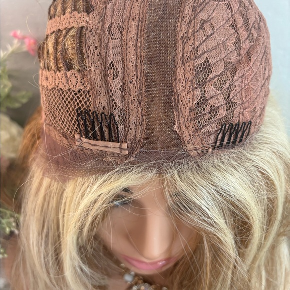 Beautiful strawberry blonde with blonde face framing highlights wig - Picture 4 of 5